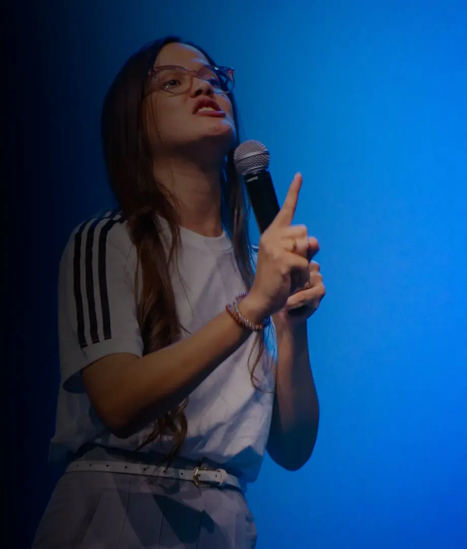 Nathália Carvalho pregando com o microfone na mão