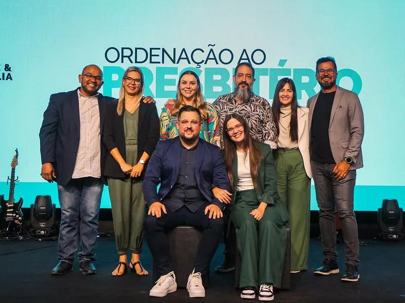 Nathália Carvalho com a liderança da igreja na ordenação ao presbitério