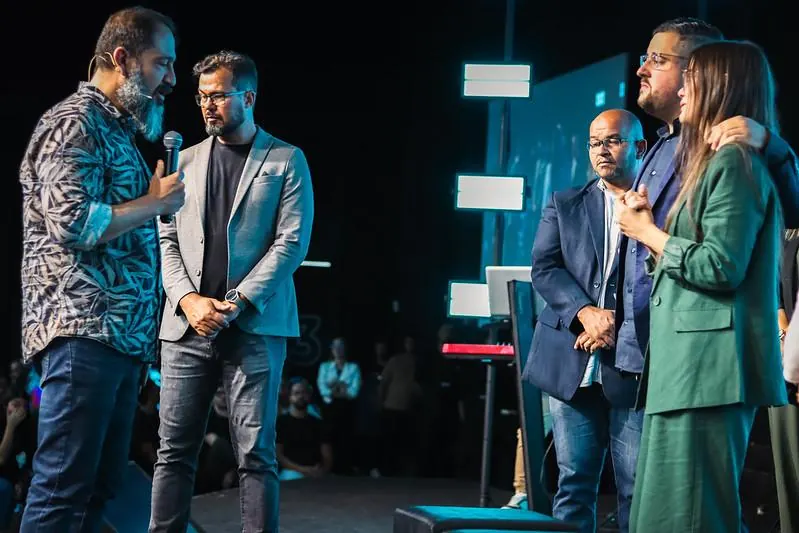 Nathália Carvalho recebendo oração durante a ordenação